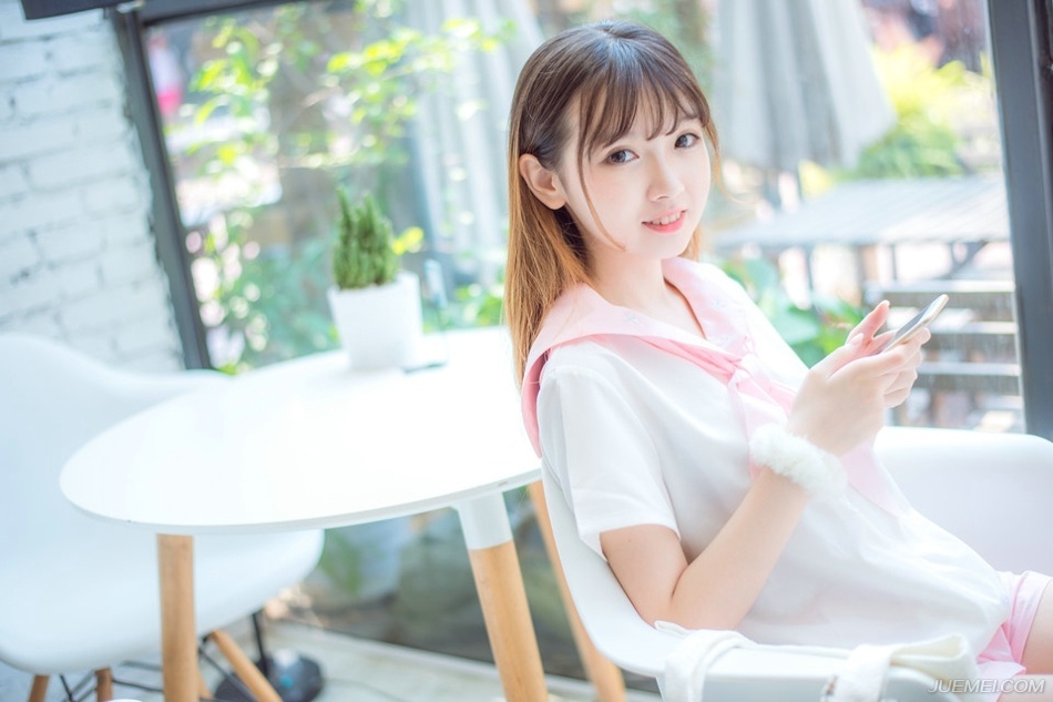 我早就想通了，人们埋怨一成不变，但也埋怨居无定所，人们其实都无所谓，只是要给日子找点岔子而已，似乎只有违背现在的生活，才真正懂得了生活，生活就是一个婊子一个戏子一个你能想到的—切，你所有的比喻就往里面扔吧，你总是对的。因为生活太强大了，最强者总是懒得跟你反驳，甚至任你修饰，然后悄悄地把锅盖盖住。——韩寒《我想和这个世界谈谈》